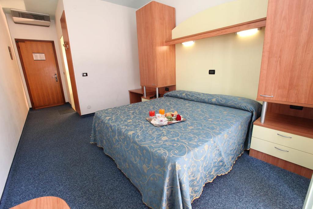 Hotel Derby S Лидо ди Йезоло Екстериор снимка