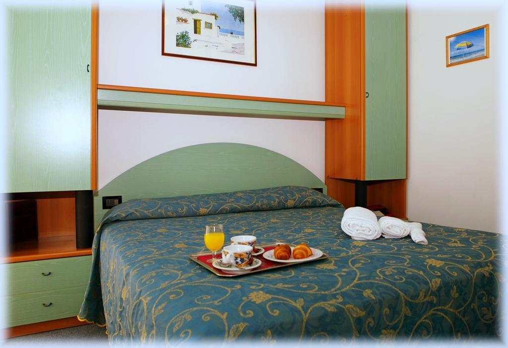 Hotel Derby S Лидо ди Йезоло Стая снимка